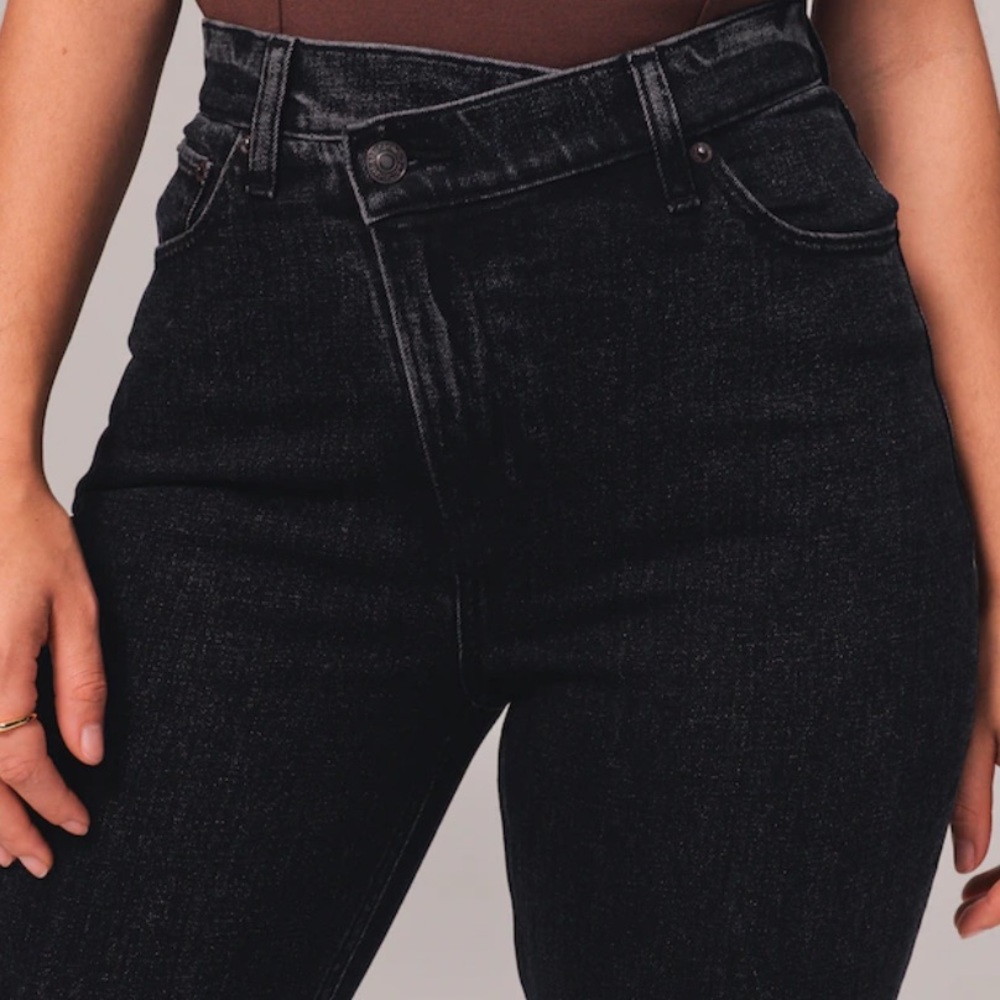 TAILORED Abercrombie Curve Love Ultra High Rise 90s Slim Straight Jean Black